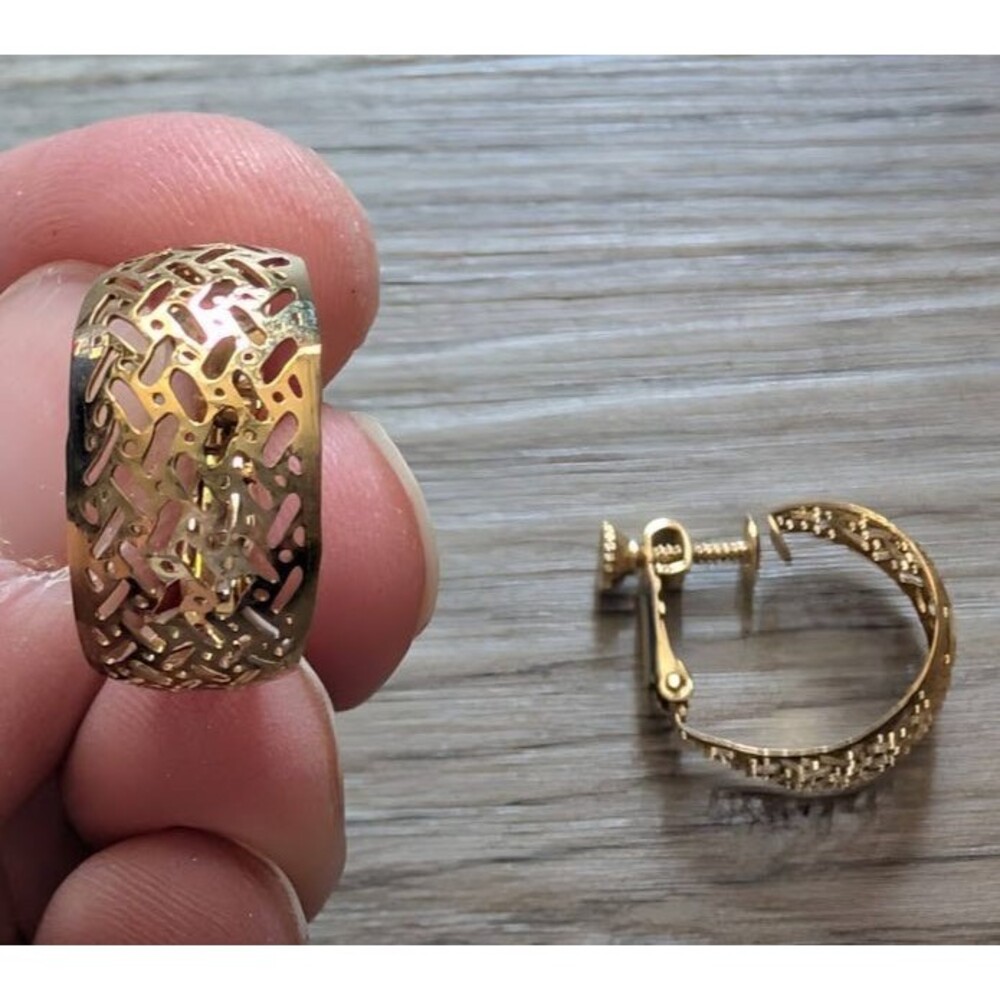 VTG PAIR NAPIER HOOP EARRINGS CUT OUT DESIGN GOLD TONE CLIP WITH SCREW